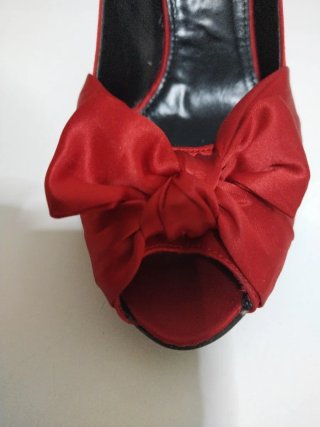 Zapatos rojos tacón lazo peep toe