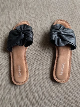 Sandalias planas negras con nudo