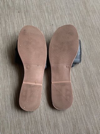 Sandalias planas negras con nudo