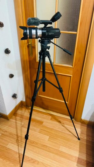 Videocámara Sony NEX-VG20 + Trípode + Micrófono
