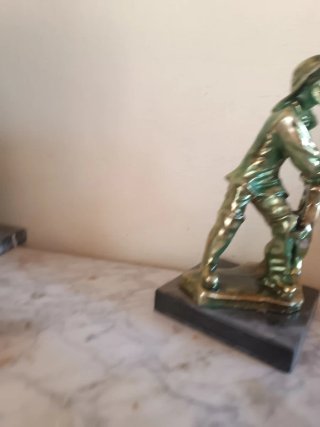 Timonel metalizado oro y verde con peana