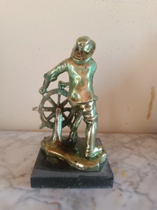 Timonel metalizado oro y verde con peana