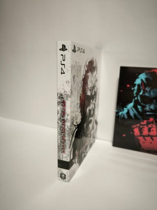 Funda plastificada Metal Gear Solid V PS4 + Lámina