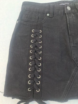 Falda vaquera negra con cordones T M. VER medidas