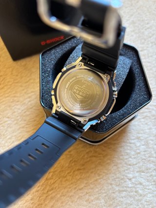 Reloj Deportivo Dorado y Negro Muy Resistente