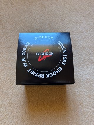 Reloj Deportivo Dorado y Negro Muy Resistente