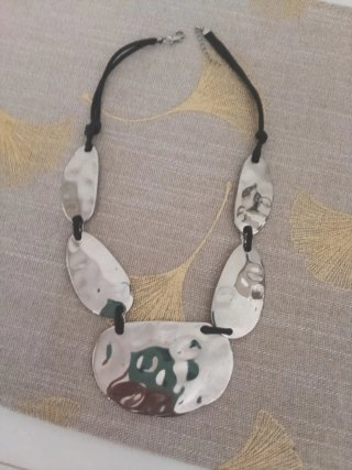 Collar plateado con cordón negro
