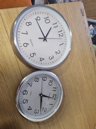 Lote 2 relojes de pared cuarzo