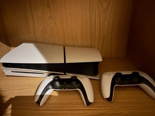 PlayStation 5 Digital + 2 Mandos