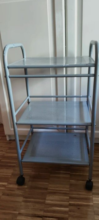 Camarera gris metálica con ruedas