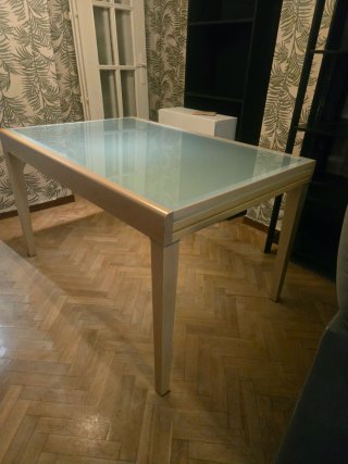 Mesa de comedor de madera y cristal.(sin sillas)
