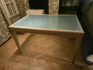 Mesa de comedor de madera y cristal.(sin sillas)