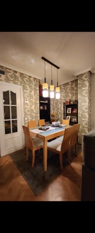 Mesa de comedor de madera y cristal.(sin sillas)