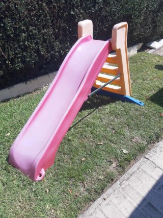 Tobogán infantil rosa y beige