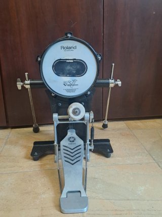 Bombo Roland KD-85 y Pedal Yamaha