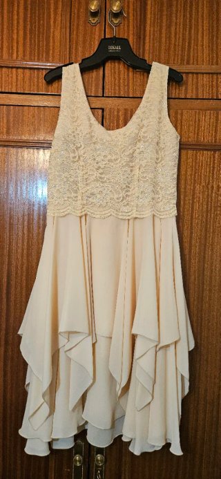 Vestido beige con chaqueta de encaje