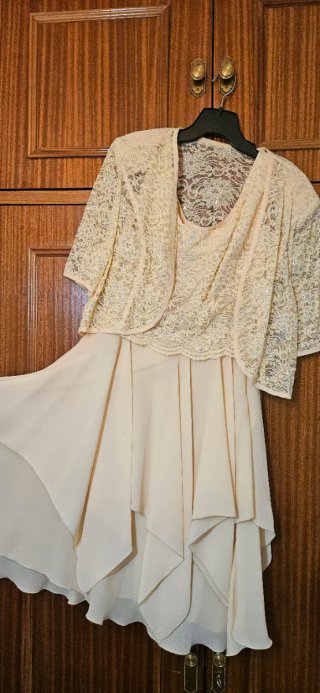 Vestido beige con chaqueta de encaje