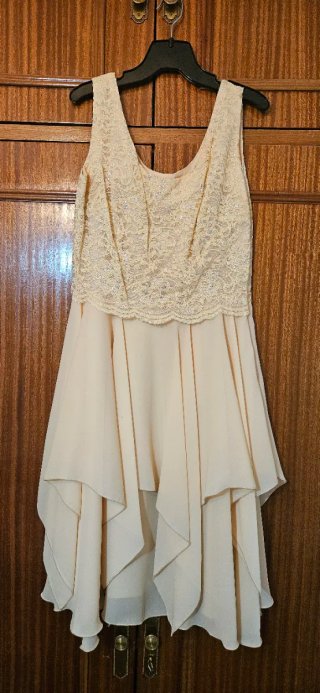 Vestido beige con chaqueta de encaje
