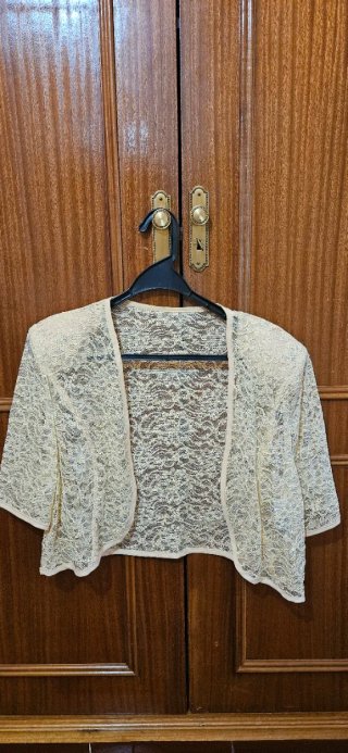 Vestido beige con chaqueta de encaje