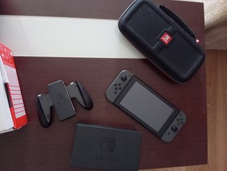 Nintendo Switch + Funda + microSD 128GB