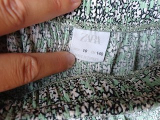 Falda Zara floral verde talla 10