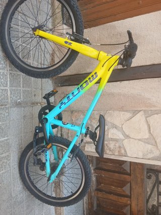 Bicicleta infantil amarilla y azul