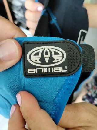 Traje de neopreno azul y negro