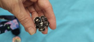 Anillo Diseño Flor Negra y Plateada