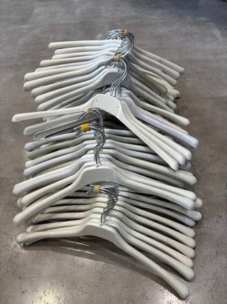 80 Perchas Blancas de Plástico
