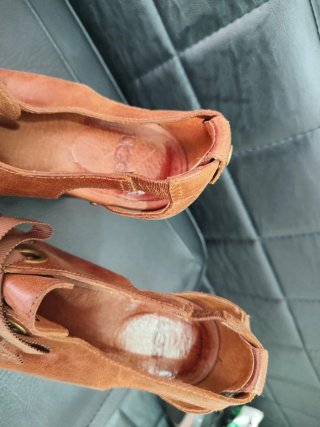 Tacones marrones con tachuelas