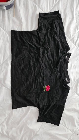 Sudadera negra con rosa bordada