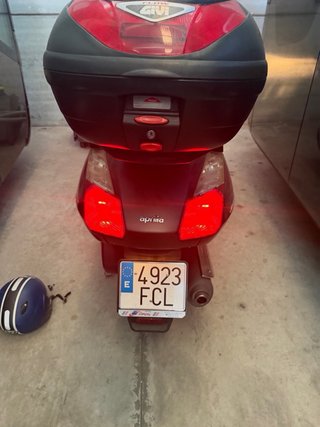 Aprilia Arrecife 125 Scooter Negro/Burdeos