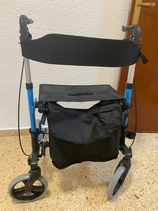 Andador azul con asiento y ruedas .