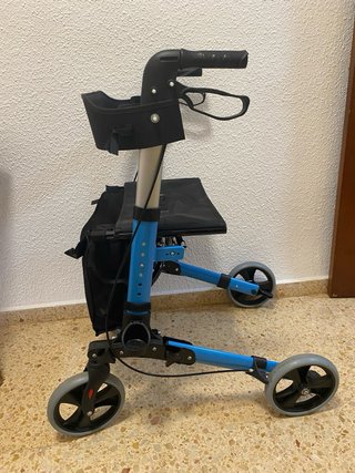 Andador azul con asiento y ruedas .