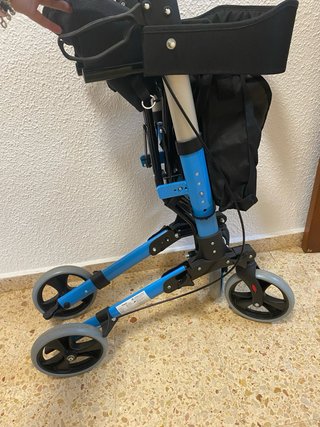 Andador azul con asiento y ruedas .