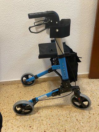Andador azul con asiento y ruedas .