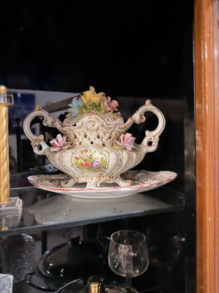 Sopera de porcelana con flores