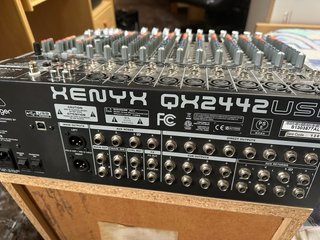 Mesa de mezclas Behringer QX2442USB