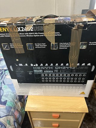 Mesa de mezclas Behringer QX2442USB