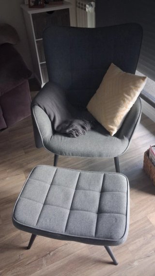 Sillón y reposapiés gris