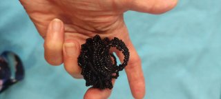 Anillo negro hecho a mano