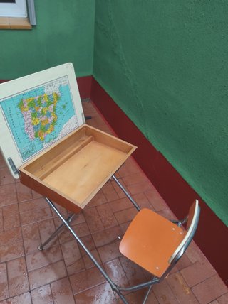 Pupitre escolar vintage plegable naranja
