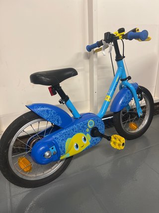 Bicicleta infantil azul con dibujo de pez