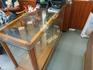 Mesa expositora de madera y cristal