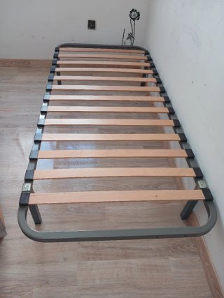 Cama individual en buen estado