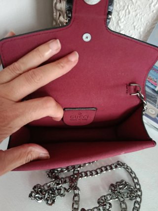 Bolso de hombro burdeos con cadena