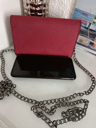 Bolso de hombro burdeos con cadena