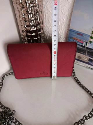 Bolso de hombro burdeos con cadena