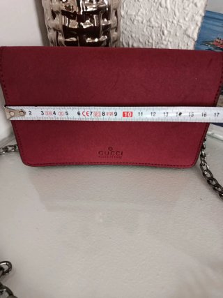 Bolso de hombro burdeos con cadena