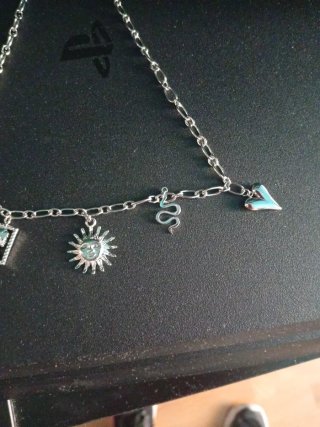 Collar plata con dijes (estrella, sol, serpiente)